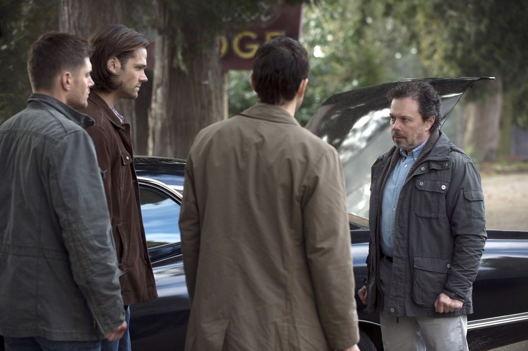 Dean (Jensen Ackles, l.), Sam (Jared Padalecki, 2.v.l.) und Castiel (Misha Collins, 2.v.r.) wird immer mehr bewusst, dass Metatron (Curtis Armstrong... - Bildquelle: 2013 Warner Brothers