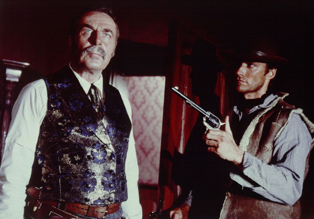 Joe (Clint Eastwood, r.) verschafft sich mit seiner Pistole den nötigen Respekt. - Bildquelle: United Artists