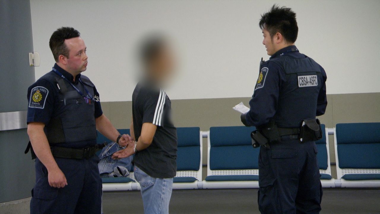An der kanadischen Grenze haben die Beamten alle Hände voll zu tun - die Grenzbeamten haben jedoch erprobte Spürnasen und wissen genau, welcher der... - Bildquelle: Force Four Entertainment / BST Media 2 Inc.