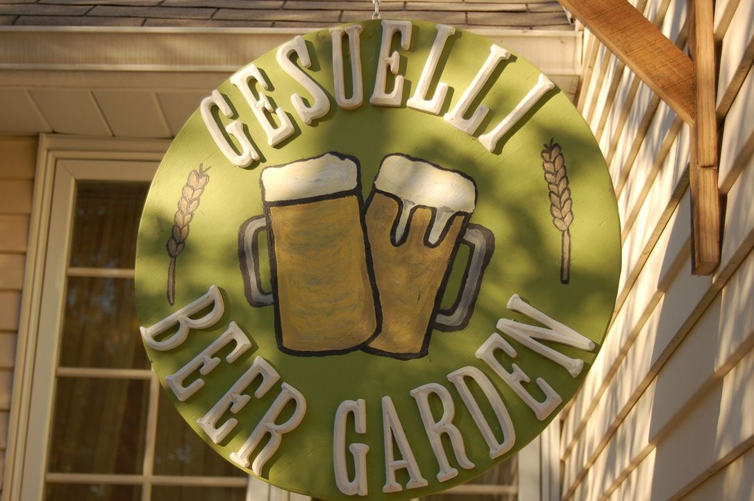 Nirgendswo kann man im Sommer so gut mit seinen Kumpels entspannen wie in einem Biergarten. Das sieht auch Bernard Gesuelli so ... - Bildquelle: 2011, DIY Network/Scripps Networks, LLC.  All Rights Reserved.
