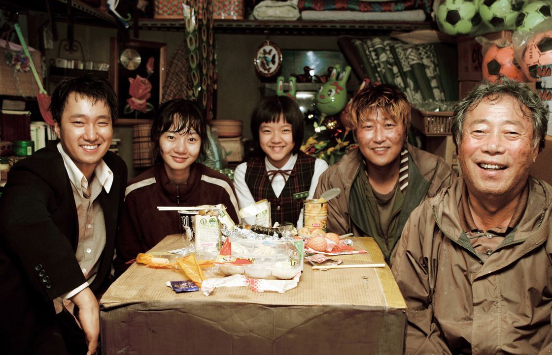 Drei Generationen unter einem Dach (v.l.n.r.): Onkel Nam-il (Hae-il Park), Tante Nam-Joo (Du-na Bae), Enkelkind Hyun-seo (Ah-sung Ko), Vater Gang-Du... - Bildquelle: MFA