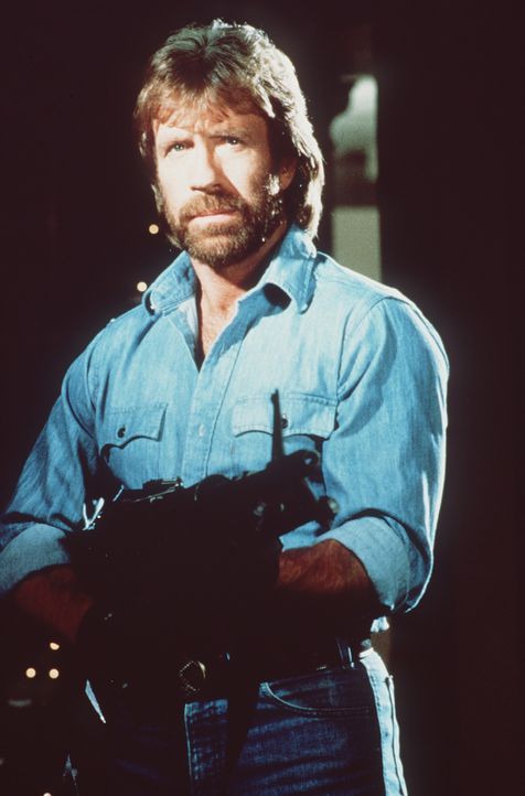 Colonel Braddock (Chuck Norris) macht es sich zur Aufgabe, die amerikanischen Gefangenen auf eigene Faust zu befreien und kehrt schwer bewaffnet nac... - Bildquelle: TM &   Metro-Goldwyn-Meyer Studios Inc. All Rights Reserved.