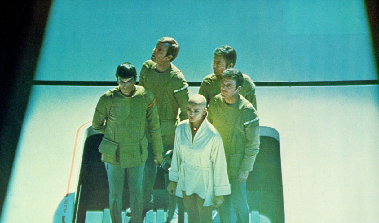 An Bord des fremden Raumschiffes: Spock (Leonard Nimoy, l.), Decker (Stephen Collins, 2.v.l.), Ilia (Persis Khambatta, M.), McCoy (DeForest Kelly, 2... - Bildquelle: Paramount Pictures