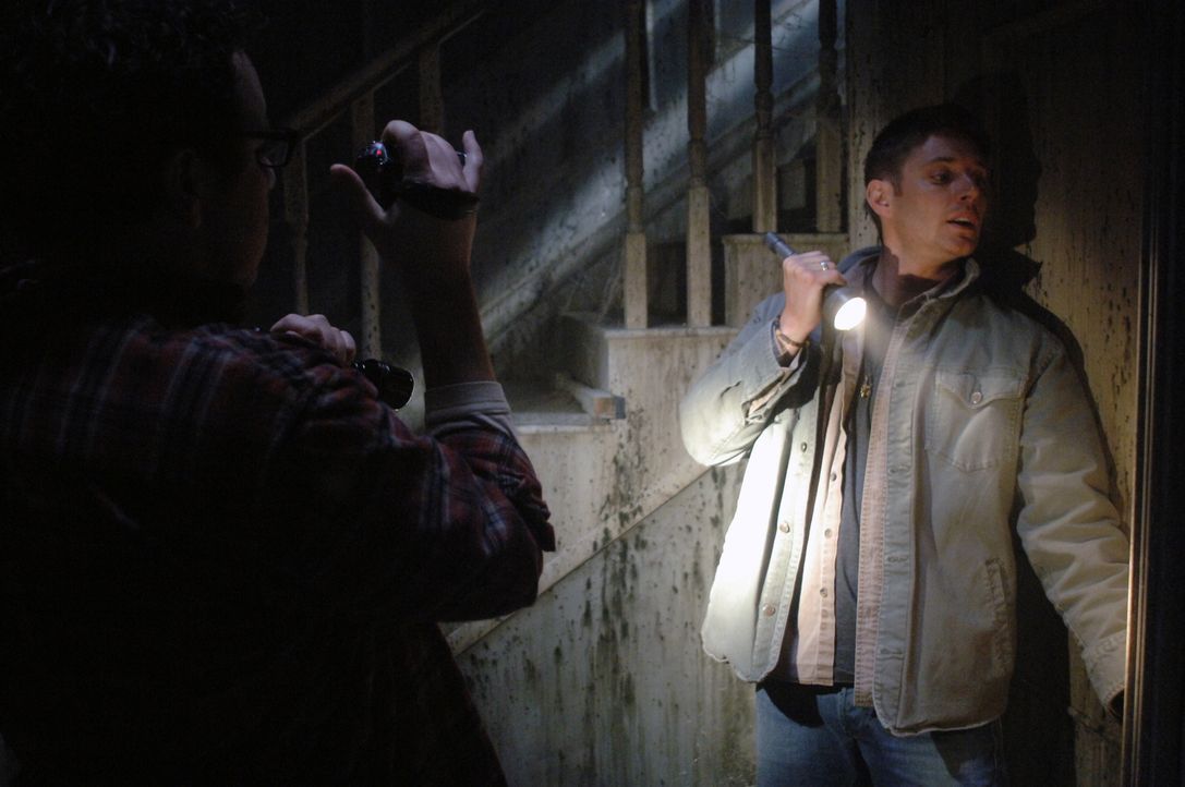Spielt in der Reality Show "Ghostfacers" mit, was allerdings nach und nach zum brutalen Ernst wird: Dean (Jensen Ackles, r.) ... - Bildquelle: Warner Bros. Television