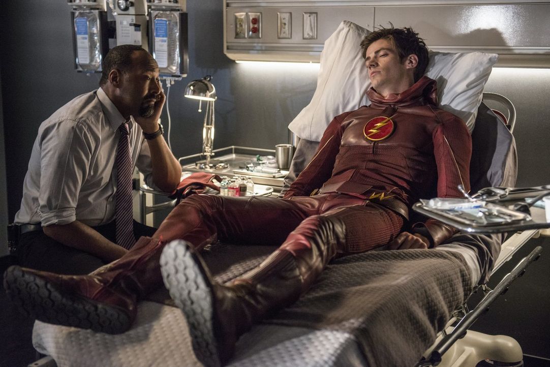Joe (Jesse L. Martin, l.) macht Barry alias The Flash (Grant Gustin, r.) klar, dass er nicht alleine kämpfen muss - gegen das Böse und mit seinen Sc... - Bildquelle: 2015 Warner Brothers.