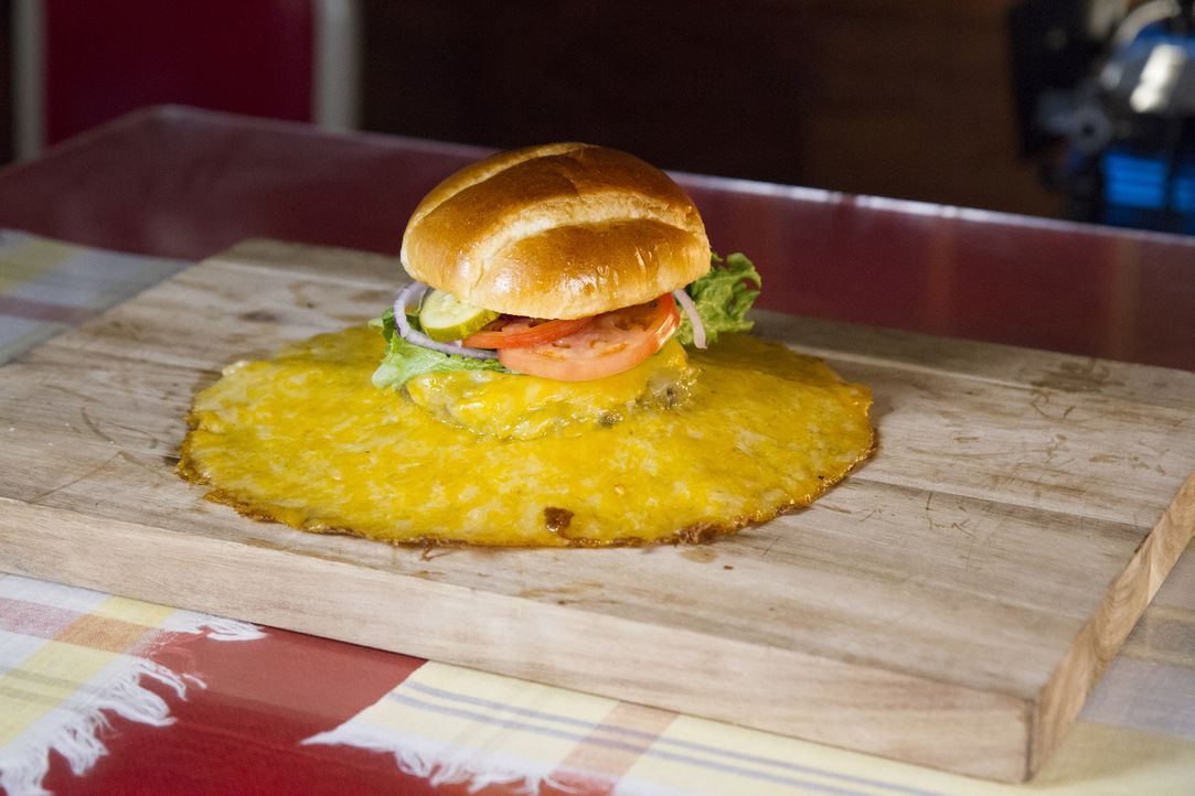 Der Volcano Burger des "Ozark Cafes" beinhaltet so viel Käse, dass er beim Grillen wie Lava aus dem Burger fließt ... - Bildquelle: 2018, The Travel Channel, LLC. All Rights Reserved.