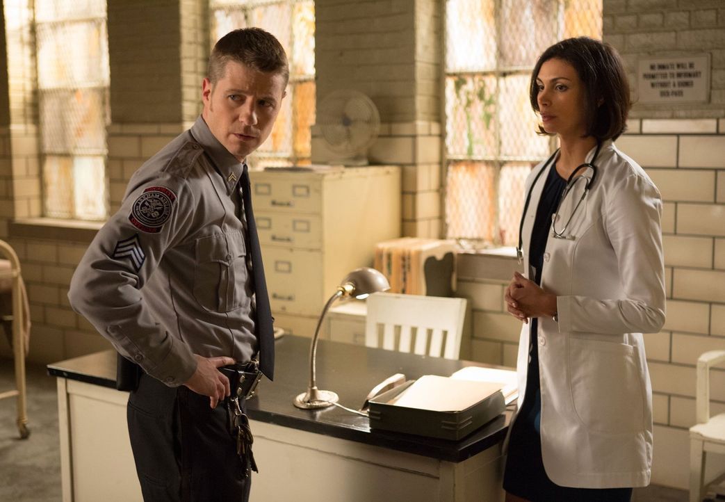 Um herauszufinden, wer im Arkham Gefängnis mehrere Menschen mit Elektroschocks gequält und getötet hat, steht Dr. Leslie Thompkins (Morena Baccarin,... - Bildquelle: Warner Bros. Entertainment, Inc.