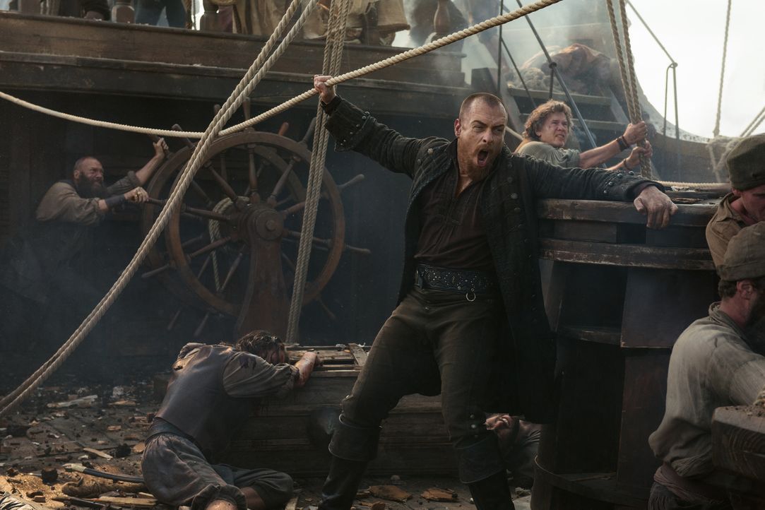 Beim Angriff auf Nassau segeln Flint (Toby Stephens) und seine Crew direkt in eine von Rogers' initiierte Falle ... - Bildquelle: David Bloomer 2017 Starz Entertainment, LLC
