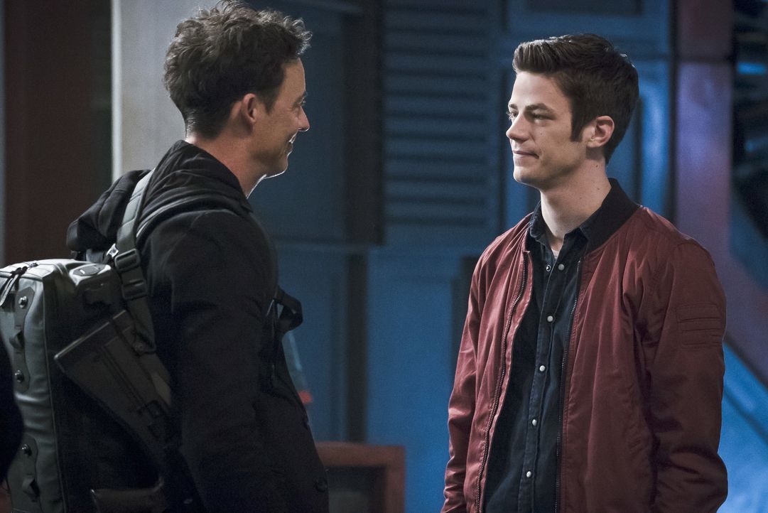 Ein schwerer Abschied wartet auf Dr. Wells (Tom Cavanagh, l.) und Barry (Grant Gustin, r.) ... - Bildquelle: Warner Bros. Entertainment, Inc.