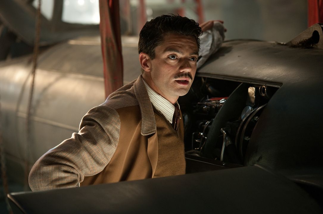 Der brillante Erfinder Howard Stark (Dominic Cooper) entwickelt für Captain America ein Schild, der hundert Mal härter als Stahl ist, aber nur ein... - Bildquelle: TM &   2011 Marvel Entertainment, LLC & subs. All Rights Reserved.
