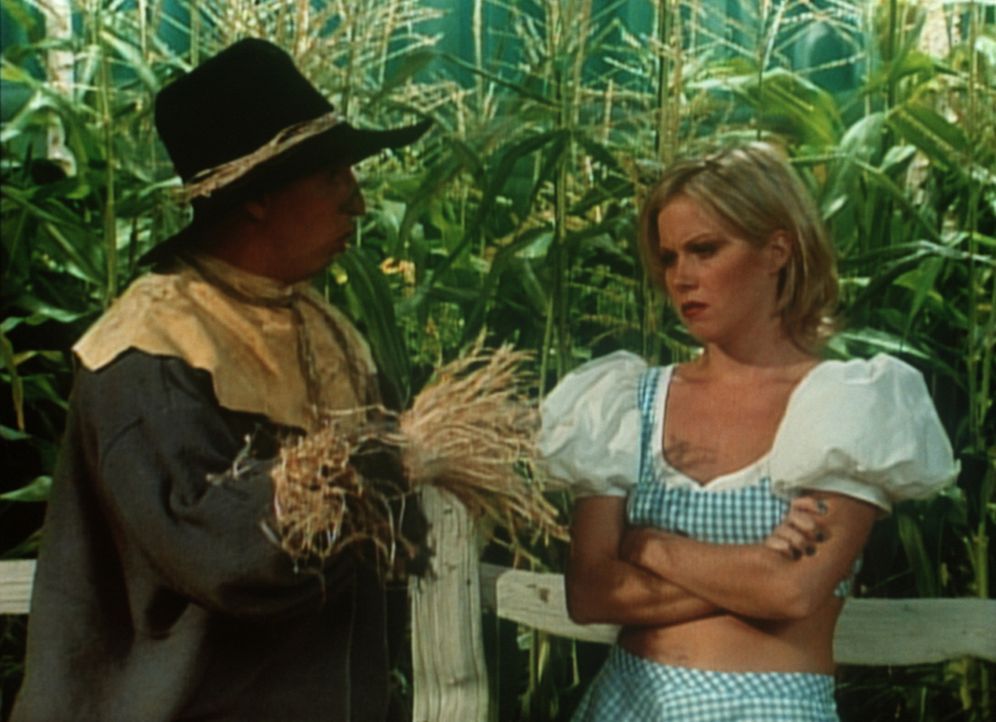 So harmlos hat sich Kelly (Christina Applegate, r.) den Teufel nicht vorgestellt: ein Mann! - Bildquelle: Sony Pictures Television International. All Rights Reserved.
