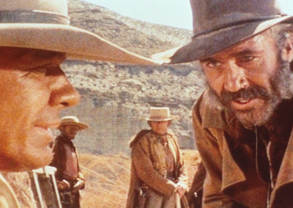 Der geheimnisvolle Mundharmonikaspieler (Charles Bronson, l.) und der eiskalte Killer Frank (Henry Fonda, r.) sind nicht gerade die besten Freunde ... - Bildquelle: Paramount Pictures