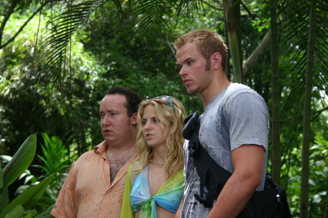 Noch ahnen Jake (Kellan Lutz, r.), Lauren (Nikki Griffin, M.) und Ira (Marc Bacher, l.) nicht, dass auf der Insel eine längst vergessene Spezies leb... - Bildquelle: Voltage Pictures