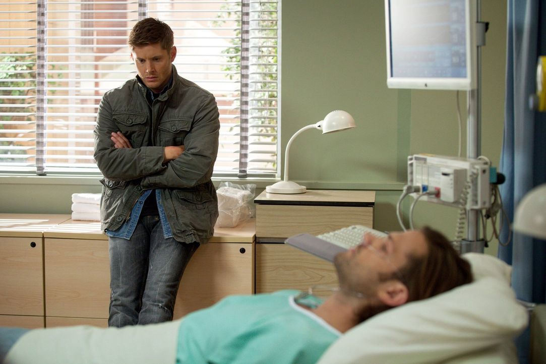 In seiner Verzweiflung betet Dean (Jensen Ackles, l.) zu den Engeln, aber können diese Sam (Jared Padalecki, r.) überhaupt noch retten? - Bildquelle: 2013 Warner Brothers