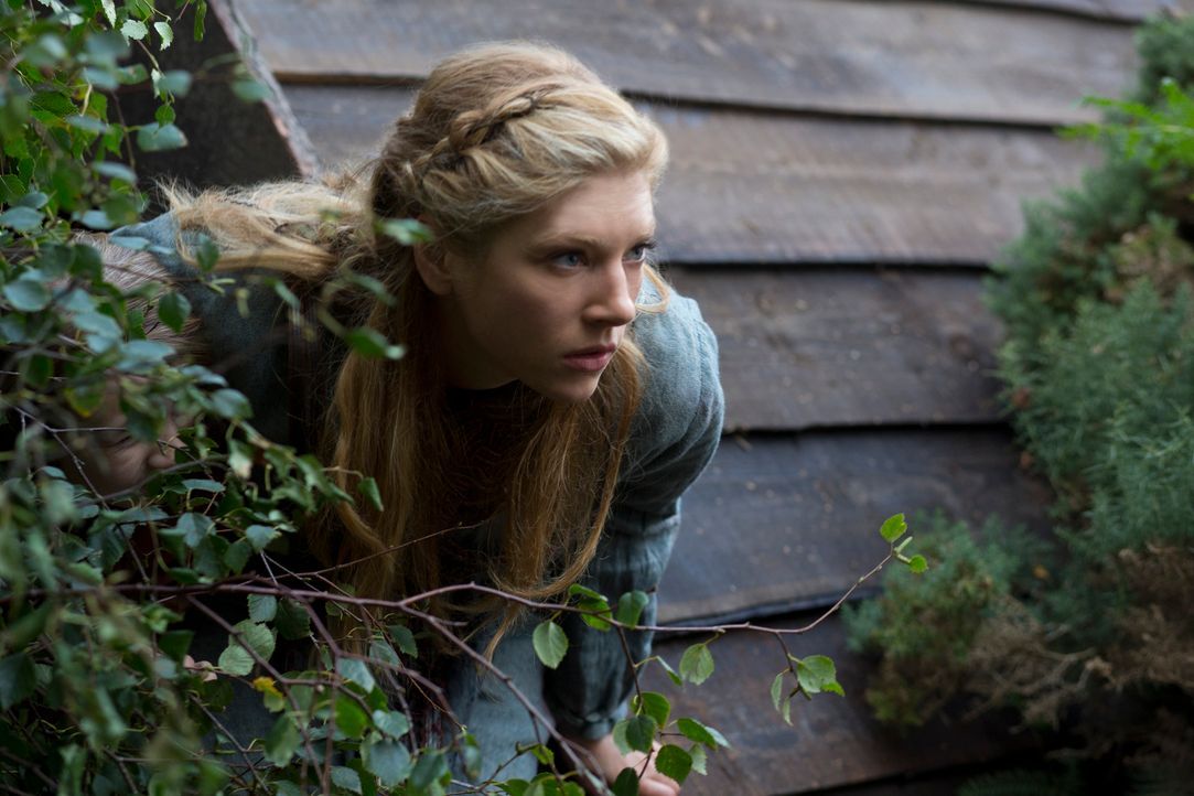Während der Küchenarbeit bricht der Tod über Lagertha (Katheryn Winnick), ihre Familie, Freunde und Angestellte hinein. Doch in letzter Minute gelin... - Bildquelle: 2013 TM TELEVISION PRODUCTIONS LIMITED/T5 VIKINGS PRODUCTIONS INC. ALL RIGHTS RESERVED.