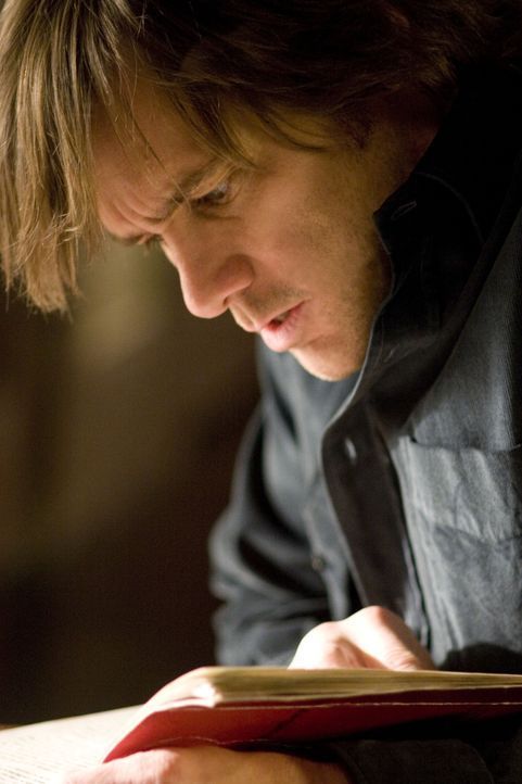 Je tiefer sich Walter (Jim Carrey) in das Buch einliest, desto mehr bestimmt die Zahl "23" auch sein eigenes Leben. Denn er erkennt in der Erzählung... - Bildquelle: 2007 Warner Brothers