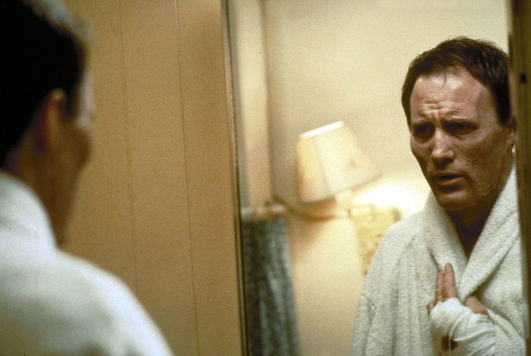 Bis ihm ein Autounfall widerfährt, genießt Billy Hallek (Robert John Burke) sein Leben in vollen Zügen. Doch dann bestimmt ein Fluch sein Dasein ...... - Bildquelle: Paramount Pictures