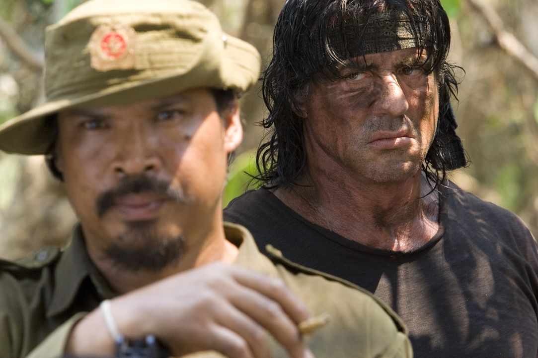 Tut nur, was er für richtig hält: Rambo (Sylvester Stallone, r.) lässt sich nicht von den burmesischen Soldaten einschüchtern ... - Bildquelle: Karen Ballard Nu Image Films