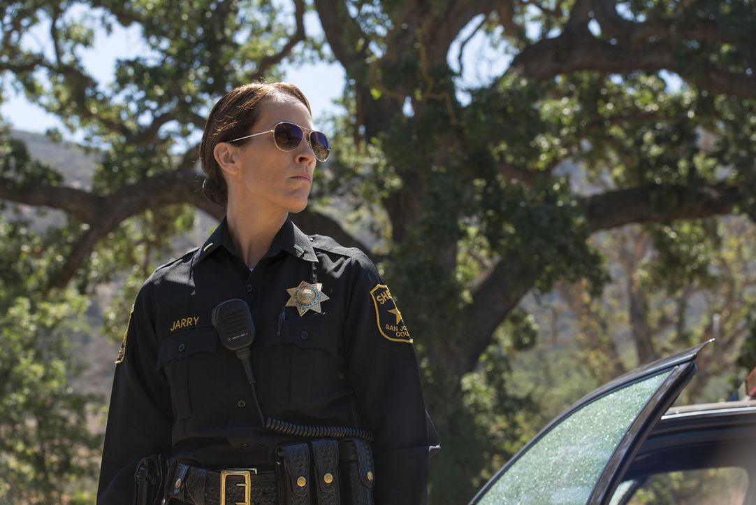 Zur falschen Zeit am falschen Ort: Sheriff Althea Jarry (Annabeth Gish) kann nicht fassen, was sie am Tatort erwartet ... - Bildquelle: Prashant Gupta 2013 Twentieth Century Fox Film Corporation and Bluebush Productions, LLC. All rights reserved.