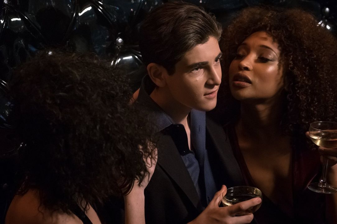 Nachdem Bruce (David Mazouz, l.) ihn gefeuert hat, wird Alfreds Leben immer komplizierter, während der Milliardär sein Party-Leben ausreizt ... - Bildquelle: 2017 Warner Bros.