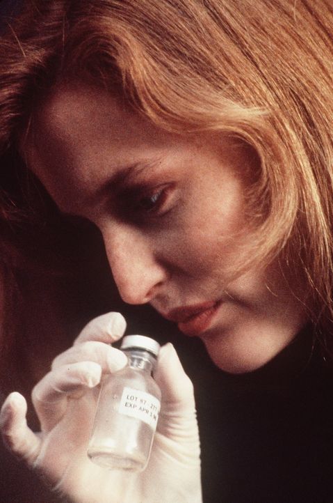 Scully (Gillian Anderson) findet bei einem toten Landarzt ein Fläschchen mit Impfstoff, der außerirdische DNS enthält und sowohl Kindern als auch Ri... - Bildquelle: TM +   Twentieth Century Fox Film Corporation. All Rights Reserved.
