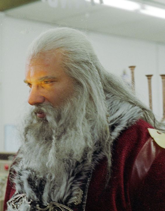 Der Weihnachtsmann (Bill Goldberg) ist froh, dass endlich die Zeit der guten Taten vorrüber ist. Nun zeigt er sein wahres Gesicht ... - Bildquelle: E.M.S. New Media AG