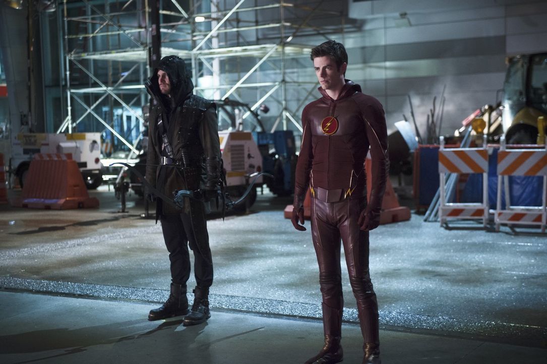 Nachdem Barry alias The Flash (Grant Gustin, r.) bei Oliver alias Arrow (Stephen Amell, l.) gesehen hat, dass dieser alles tut, um an seine Ziele zu... - Bildquelle: Warner Brothers.