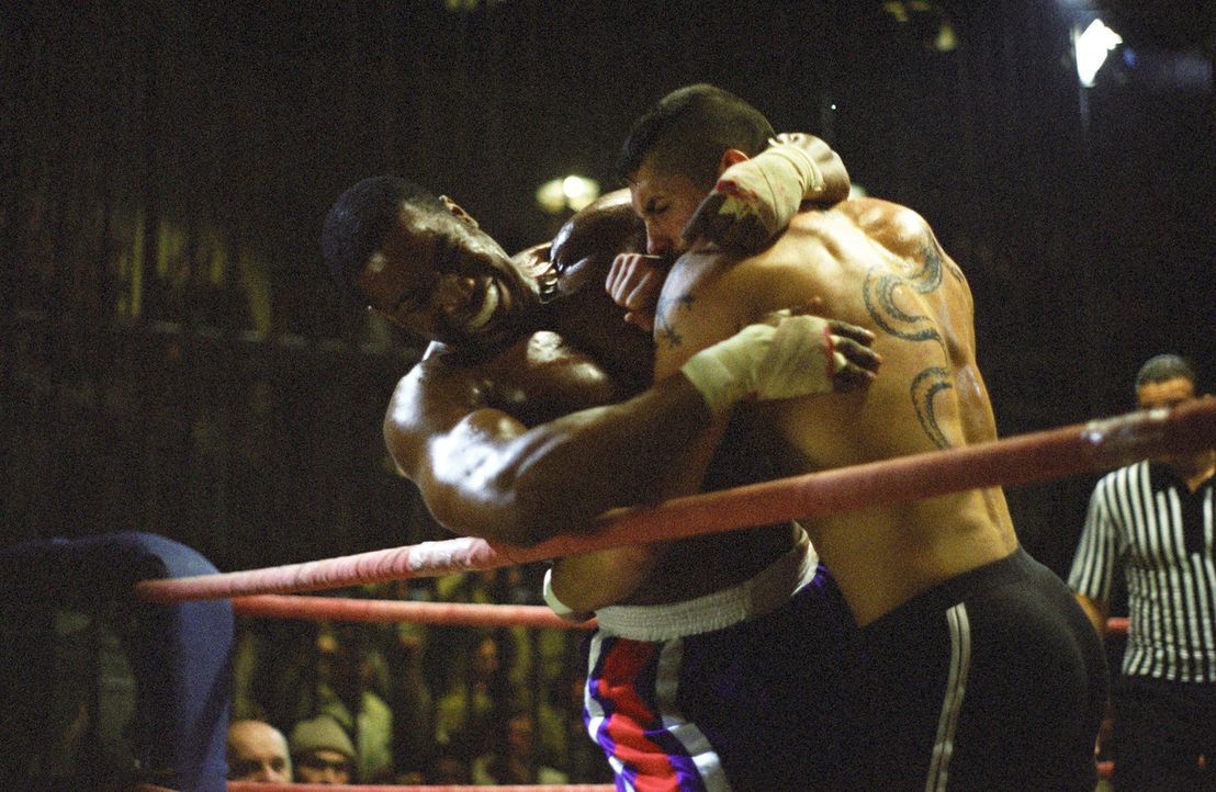 George Chambers (Michael Jai White, l.) wird im Gefängnis gezwungen an Knastboxkämpfen teilzunehmen. Nachdem er ungerechtfertigt einen Kampf verlier... - Bildquelle: Nu Image Films