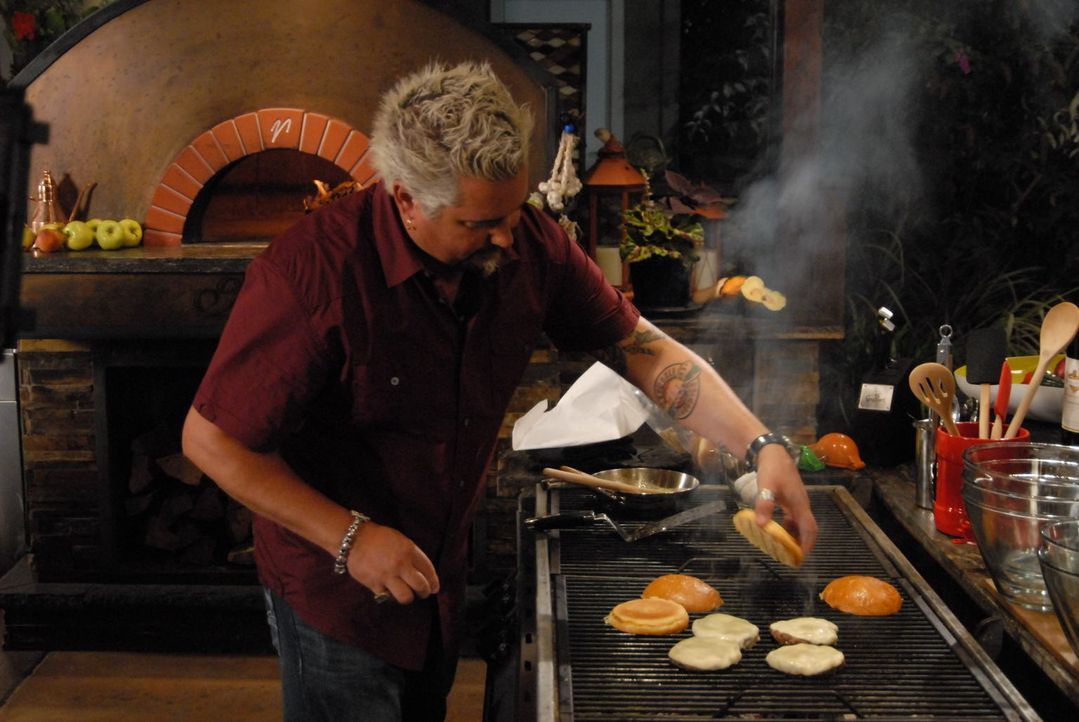 Das Kochen liegt Guy Fieri einfach im Blut. Diesmal probiert er sich als Burgerbrater .... - Bildquelle: 2012, Television Food Network, G.P. All Rights Reserved.