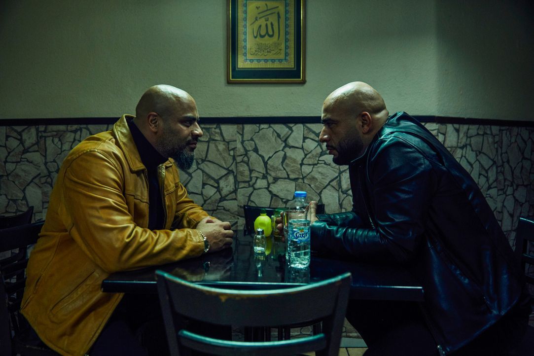 Latif (Wasiem Taha, l.); Abbas (Veysel Gelin, r.) - Bildquelle: Julian Baumann 2019 Turner Broadcasting System Europe Limited - a WarnerMedia Company / Julian Baumann