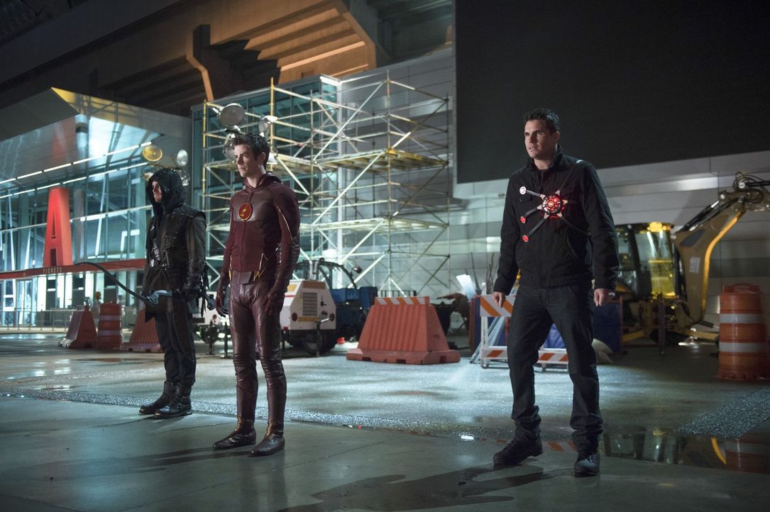Nur gemeinsam haben sie überhaupt eine Chance gegen neue und alte Feinde: Oliver alias Arrow (Stephen Amell, l.), Barry alias The Flash (Grant Gusti... - Bildquelle: Warner Brothers.