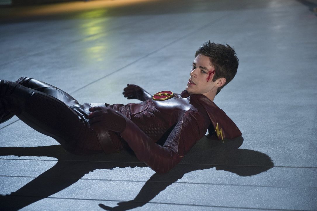 Barry alias The Flash (Grant Gustin) bekommt es mit Reverse Flash zu tun, und muss sich eingestehen, dass er diesem deutlich unterlegen ist ... - Bildquelle: Warner Brothers.