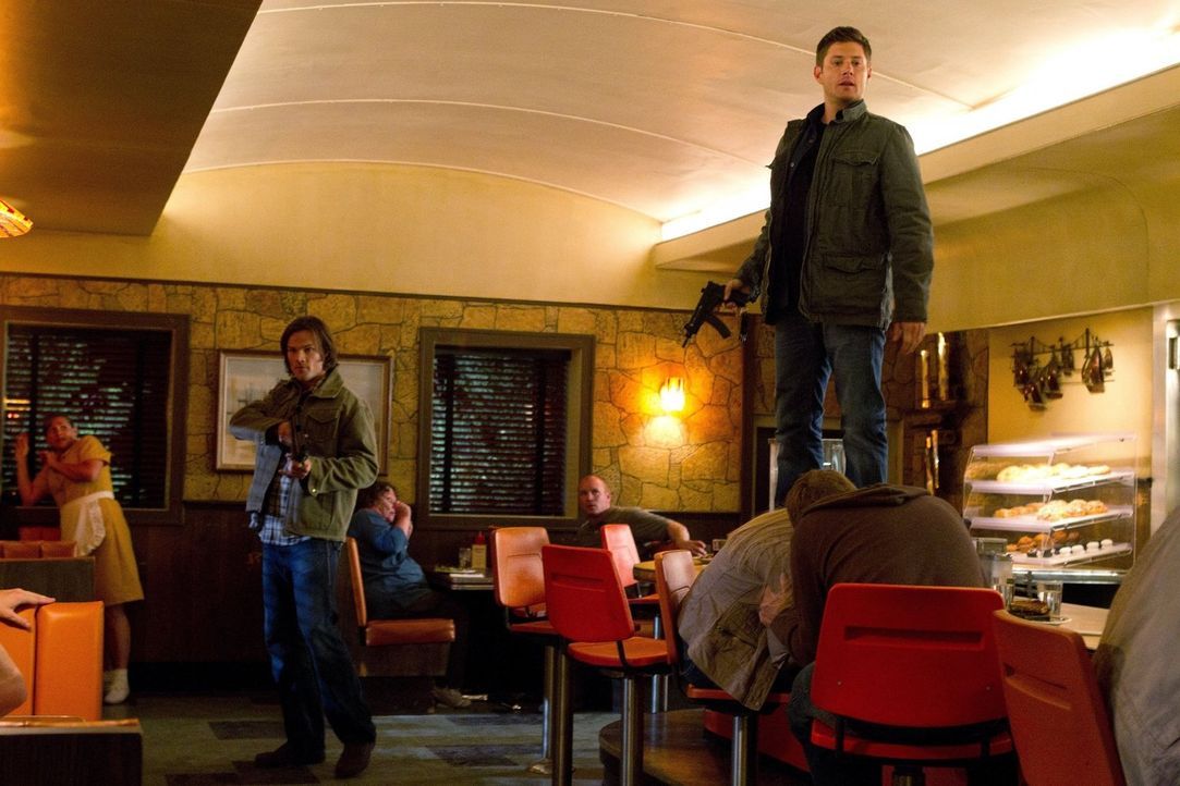 Sam (Jared Padalecki, l.) und Dean (Jensen Ackles, r.) sind wieder einmal auf der "Most Wanted"-Liste des FBI, da zwei Leviathane die beiden klonen... - Bildquelle: Warner Bros. Television