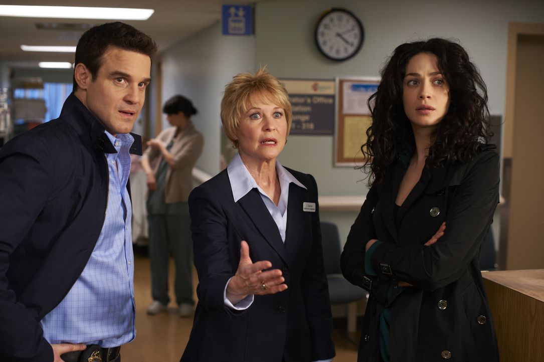 (v.l.n.r.)  Pete Lattimer (Eddie McClintock); Mrs. Garner (Dee Wallace); Myka Bering (Joanne Kelly) - Bildquelle: Ken Woroner 2012 Universal Network Television LLC. ALL RIGHTS RESERVED. / Ken Woroner