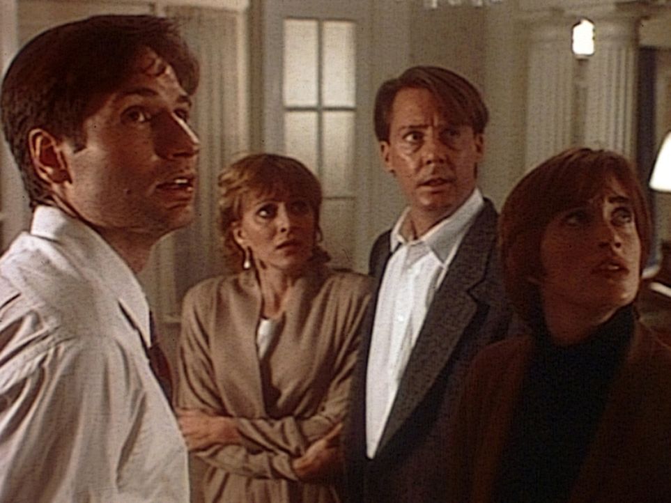 Mulder (David Duchovny, l.) wird von seiner ehemaligen Freundin Phoebe (Amanda Pays, r.), die für Scotland Yard arbeitet, um Unterstützung gebeten... - Bildquelle: TM +   Twentieth Century Fox Film Corporation. All Rights Reserved.
