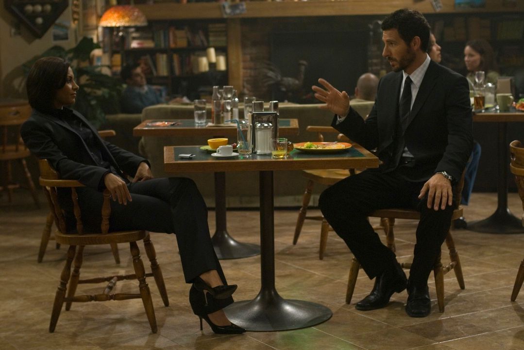 Thorne setzt Dr. Stark (Ed Quinn, r.) wieder als Leiter der Forschungsabteilung ein. Sie selber wird in nächster Zeit Global Dynamics leiten und ste... - Bildquelle: Universal Television