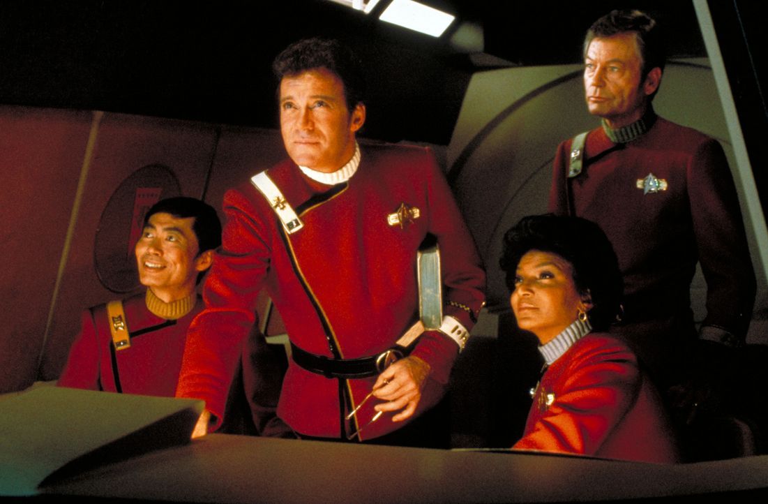 Die Inspektion der Enterprise ist vorüber und Adm. James T. Kirk (William Shatner, 2.v.l.) und sein Team Cmdr. Sulu (George Takei, l.), Cmdr. Uhura... - Bildquelle: Paramount Pictures