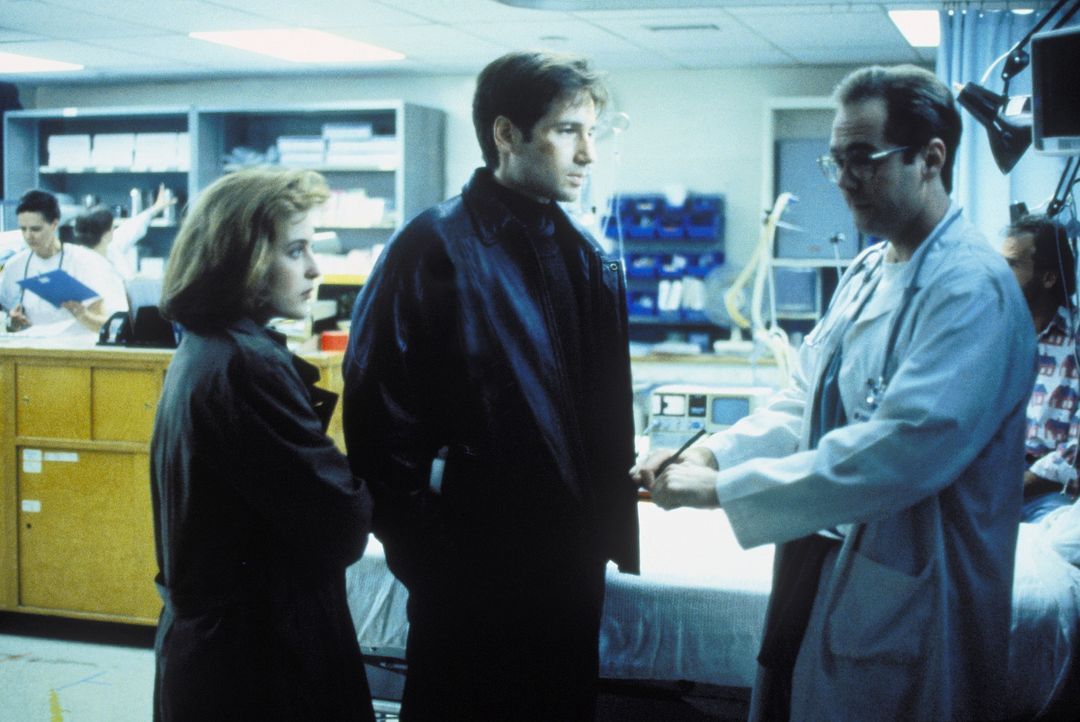Mulder (David Duchovny, M.) und Scully (Gillian Anderson, l.) vermuten, dass die Bewohner, die ins Krankenhaus eingeliefert wurden, mit außerirdisc... - Bildquelle: TM +   Twentieth Century Fox Film Corporation. All Rights Reserved.