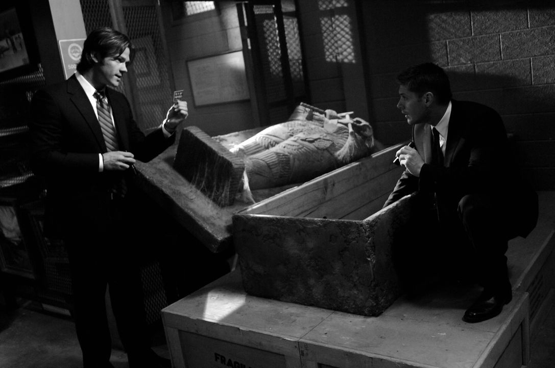 Sam (Jared Padalecki, l.) und Dean Winchester (Jensen Ackles, r.) untersuchen eine mysteriöse Mordserie auf dem Oktoberfest in Pennsylvania ... - Bildquelle: Warner Bros. Television