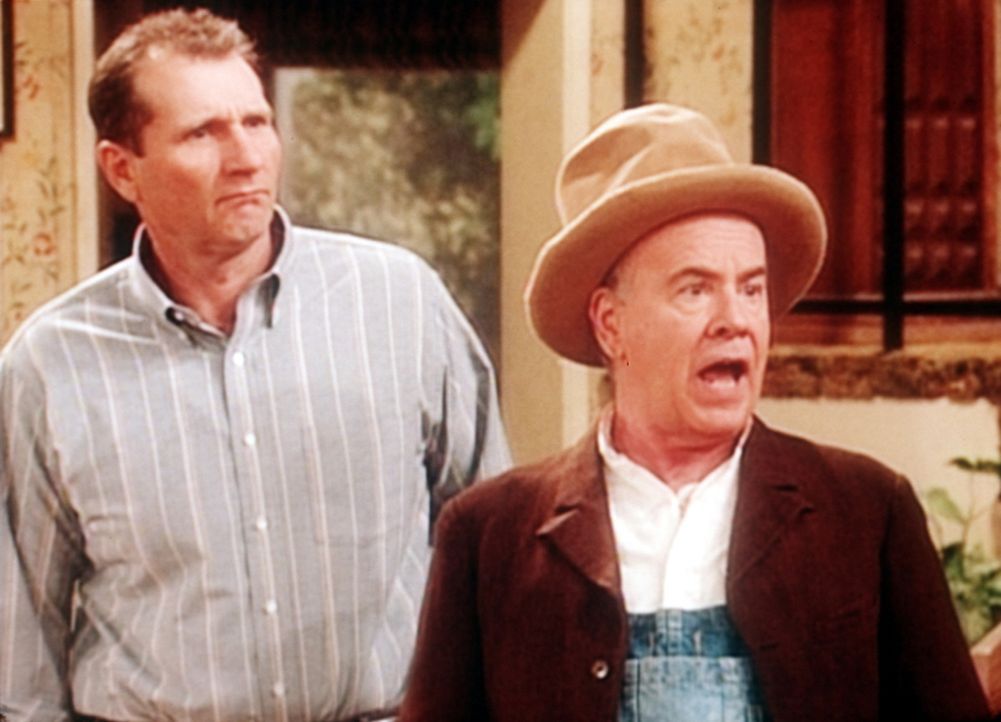 Al (Ed O'Neill, l.) ist erschüttert, weil sein Schwiegervater (Tim Conway, r.) eine pralle Blondine auf eine Weltreise einlädt. - Bildquelle: Sony Pictures Television International. All Rights Reserved.