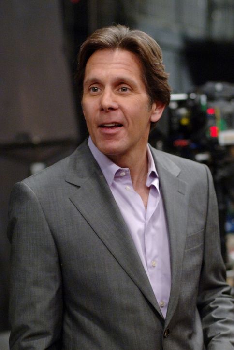 Hat Brad (Gary Cole) etwas mit dem toten Schauspieler am Set zu tun? - Bildquelle: Warner Bros. Television