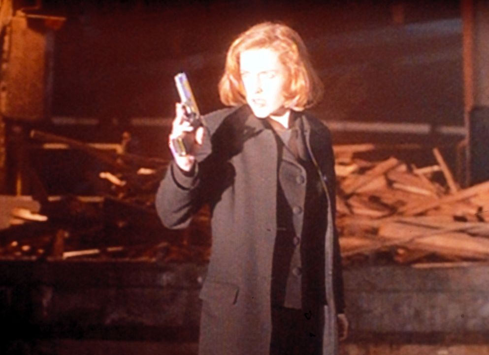 Scully (Gillian Anderson) hat ein Treffen mit einem Außerirdischen arrangiert, als plötzlich ein Kopfgeldjäger auftaucht. - Bildquelle: TM +   Twentieth Century Fox Film Corporation. All Rights Reserved.