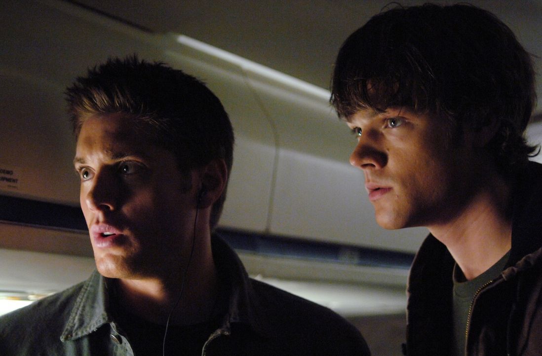 Nach und nach finden Sam (Jared Padalecki, r.) und Dean (Jensen Ackles, l.) heraus, dass sie den Geist eines Phantom Reisenden nur unschädlich mache... - Bildquelle: Warner Bros. Television