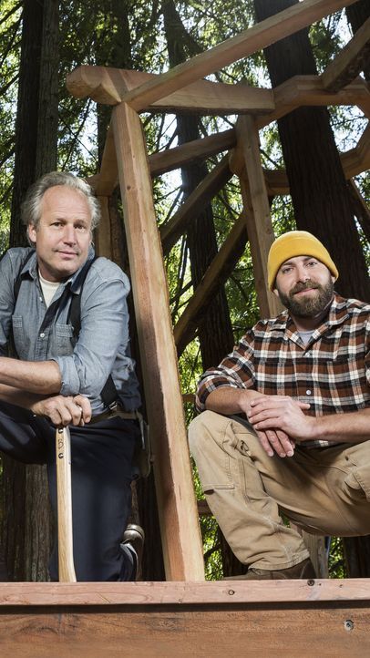 Wer hat als Kind nicht von seinem eigenen Baumhaus geträumt? Die Baumhaus-Profis James "B'fer" Roth (l.), Chris "Ka-V" Haake (r.) und ihre Kompagnon... - Bildquelle: 2015, DIY Network/Scripps Networks, LLC. All Rights Reserved.