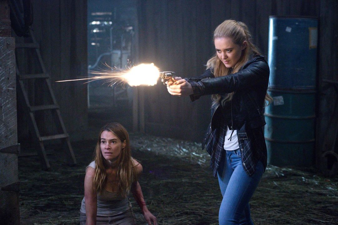 Um Amelia (Leisha Hailey, l.) zu retten, begibt sich Claire (Kathryn Newton, r.) in Lebensgefahr. Aber wird es ihr tatsächlich gelingen, ihre Mutter... - Bildquelle: 2016 Warner Brothers