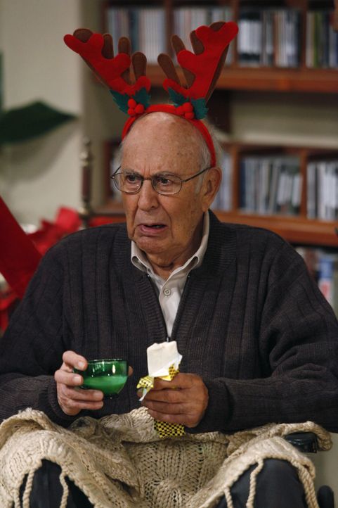 Evelyn taucht mit Marty (Carl Reiner) auf, von dem sie sich ein gutes Immobiliengeschäft erhofft, wenn sie den Weihnachtsabend mit ihm bei ihren Söh... - Bildquelle: Warner Brothers