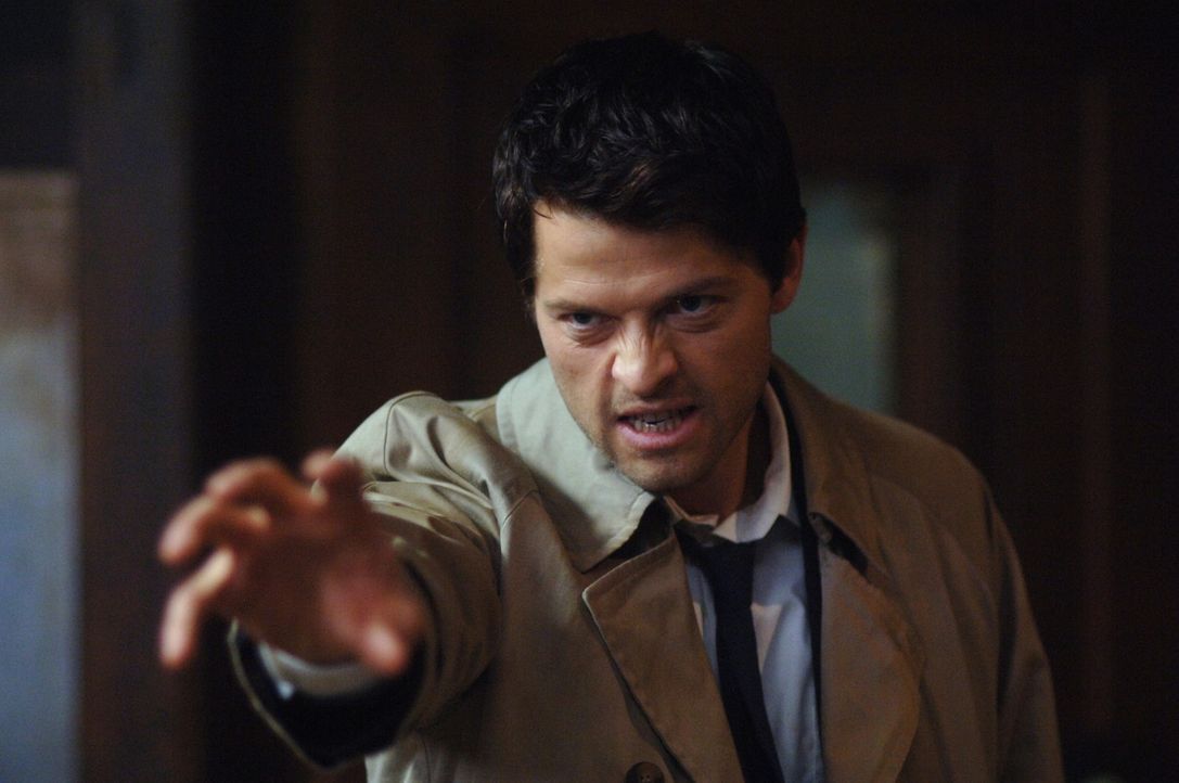 Jemand hat Luzifers Schwert gefunden und tötet damit Engel. Castiel (Mischa Collins) und Uriel bitten Dean, Alastair zu foltern, um den Mörder zu... - Bildquelle: Warner Bros. Television