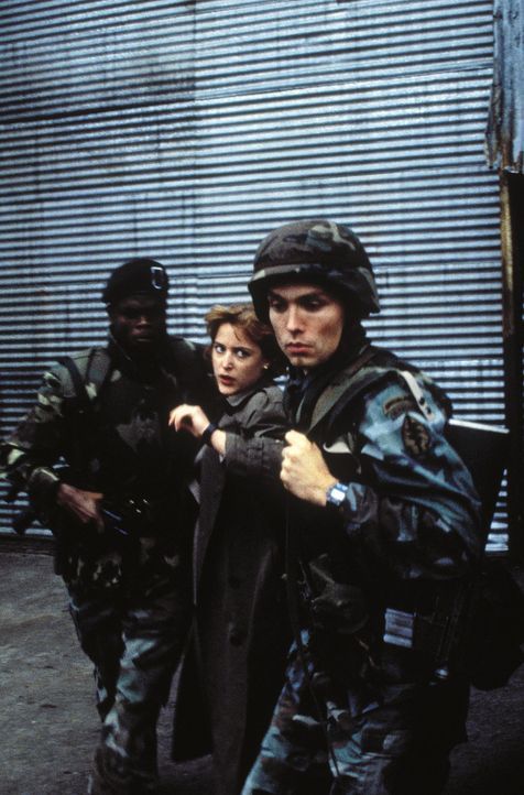 Die FBI-Agentin wird abgeführt: Dana (Gillian Anderson, M.) hat alles versucht, um ihren Kollegen das Leben zu retten ... - Bildquelle: TM +   Twentieth Century Fox Film Corporation. All Rights Reserved.