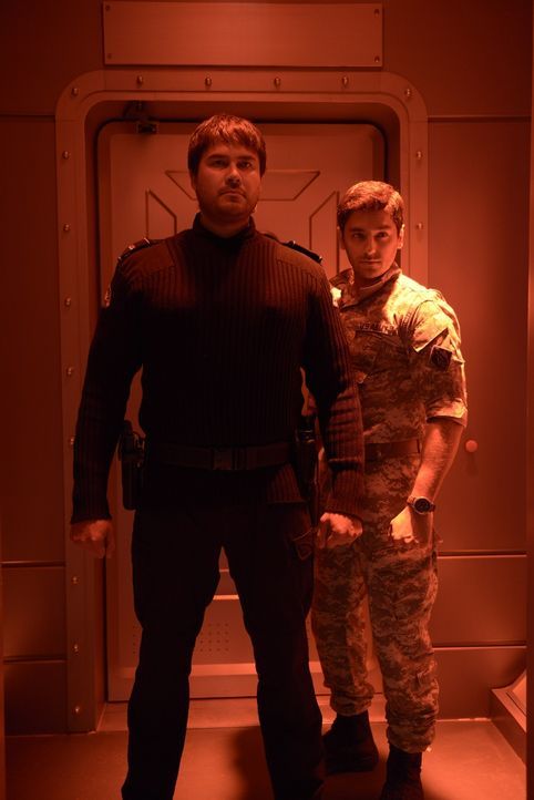 Weder Major Sergio Balleseros (Mark Ghanimé, r.), noch Daniel (Meegwun Fairbrother, l.) sind vertrauenswürdig, oder? - Bildquelle: 2014 Sony Pictures Television Inc. All Rights Reserved.
