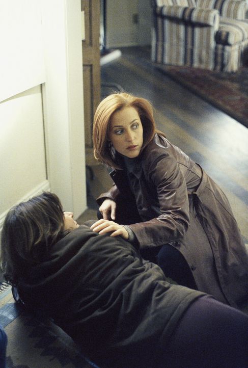 Scully (Gillian Anderson, r.) und Reyes (Annabeth Gish, l.) versuchen, Scullys Sohn vor einer UFO-Sekte zu schützen. - Bildquelle: TM +   Twentieth Century Fox Film Corporation. All Rights Reserved.